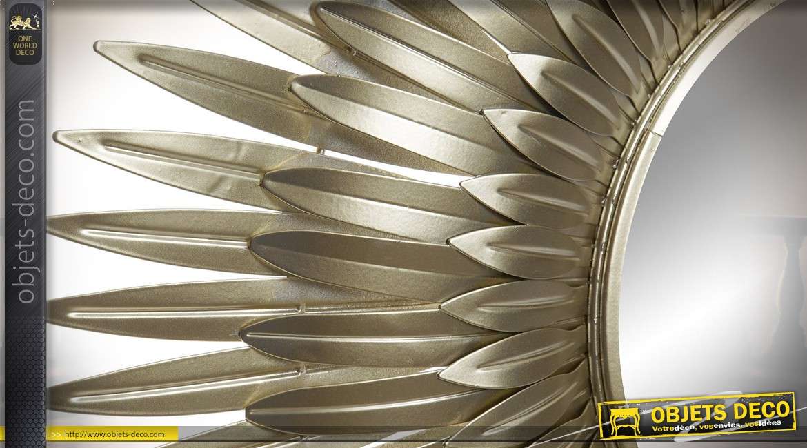 Miroir de décoration en métal, encadrement en plumes dorées, 70cm de diametre