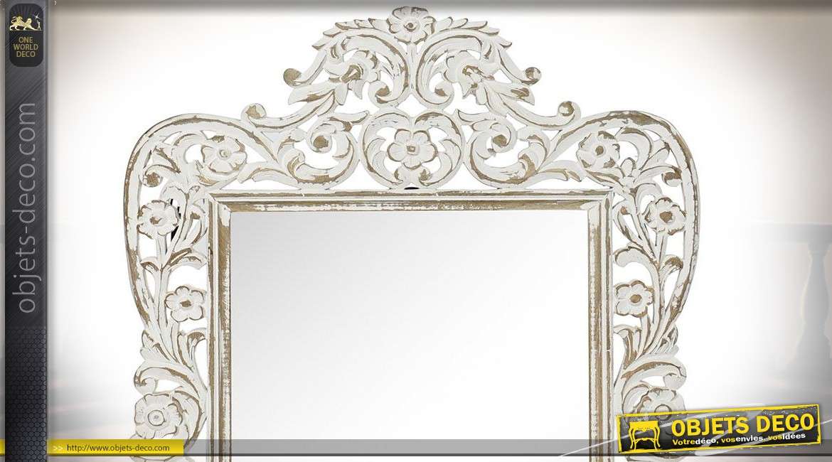 Miroir en bois de manguier aux finitions blanchies, esprit baroque et magnifique fronton 112cm