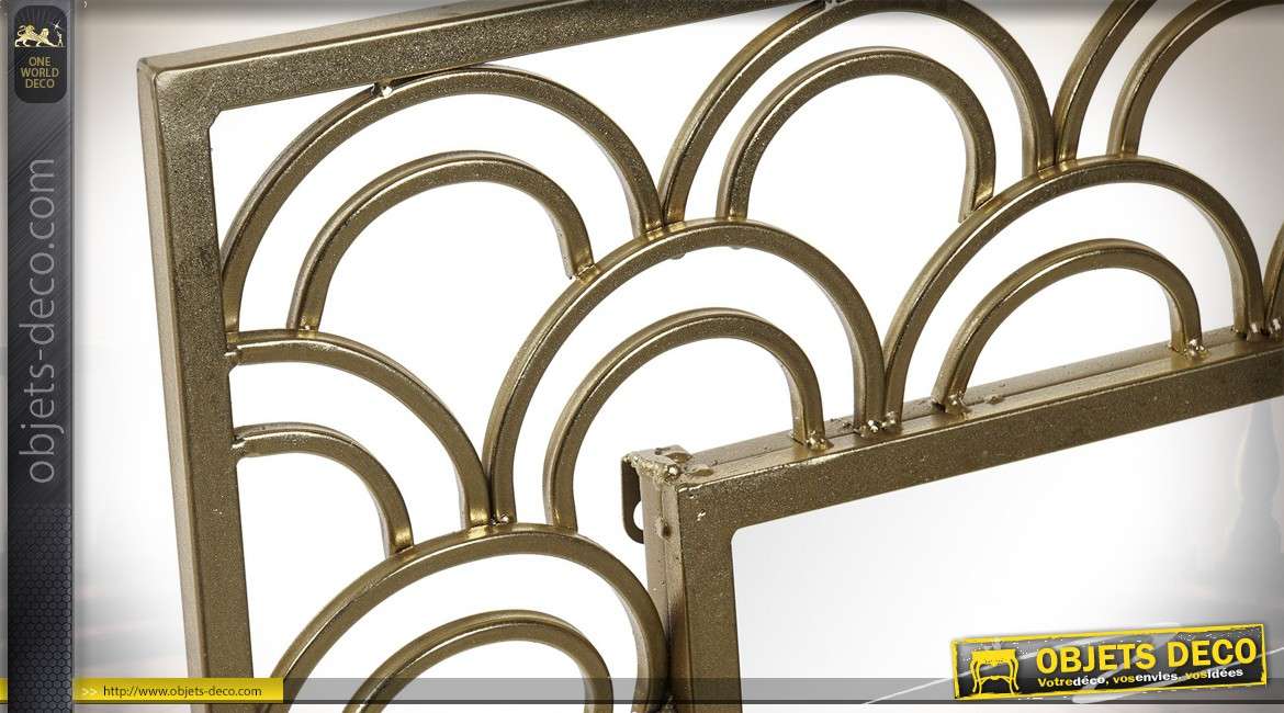 Grand miroir de déco en métal finition dorée brillante, esprit écailles, style moderne 106cm