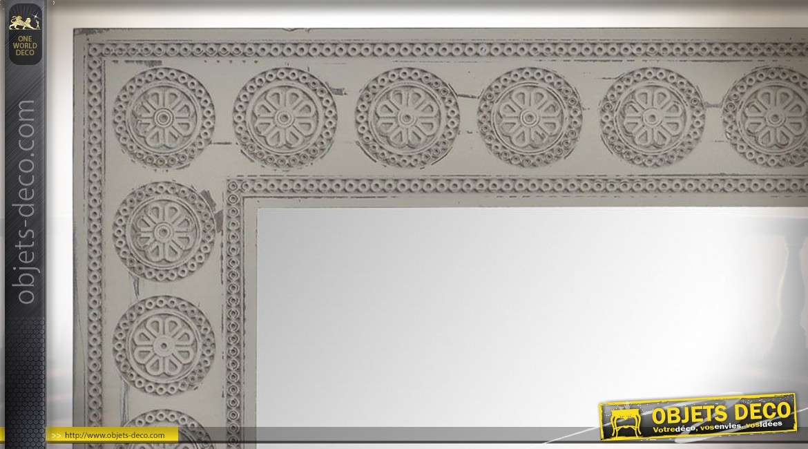 Miroir en bois, finition grise/taupe esprit vieilli, formes de cercles sur l'encadrement 76cm