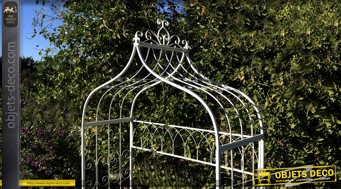 Banc de jardin blanc sous arche en accolade, en métal avec ornementation fleur de lys, modèle Allegra