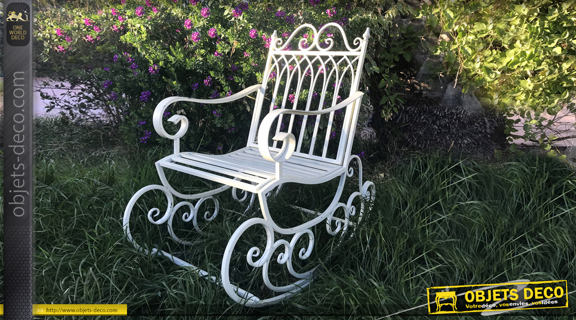 Rocking chair vintage en fer forgé, ambiance rétro romantique, finition blanc antique, modèle Arisa