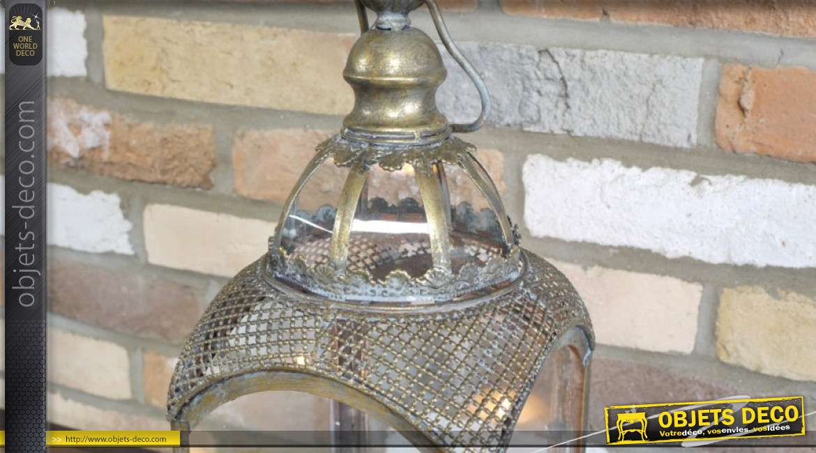 Lanterne en métal et verre, de style baroque finition doré ancien avec anneau de suspension