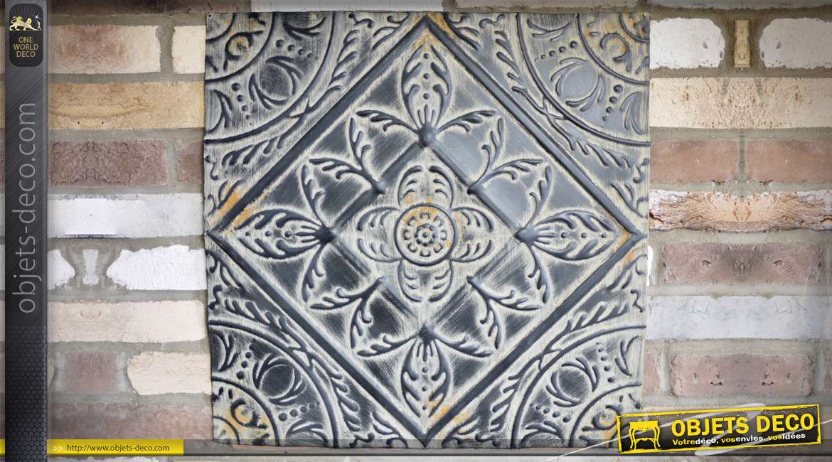Plaque décorative en métal vieilli et embossé motif fleurs stylisées  60 x 60 cm