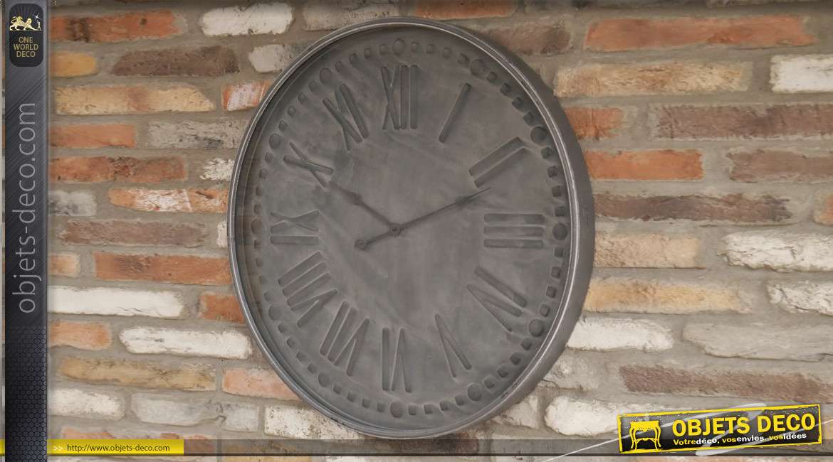 Grande horloge en métal, modèle gris imitation pierre, chiffres romains, 80cm