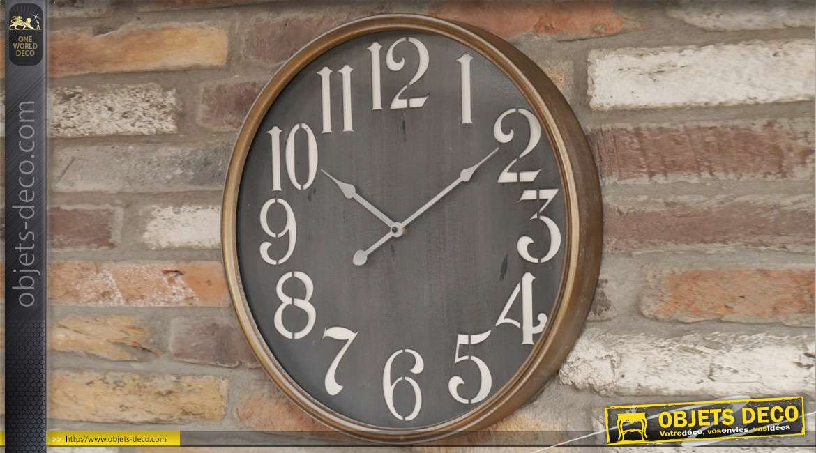Horloge en métal de style rétro, fond ancien noir et encadrement cuivré, chiffres blancs, 48cm
