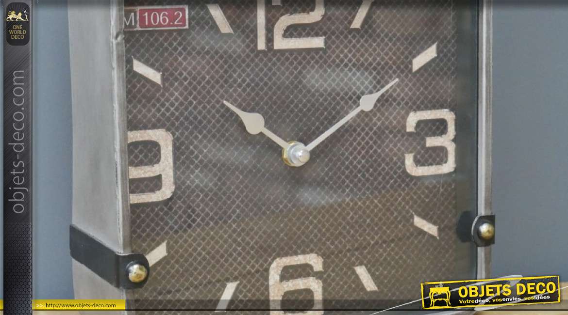 Horloge de table en métal en forme d'ancienne radio, style rétro avec boutons dorés