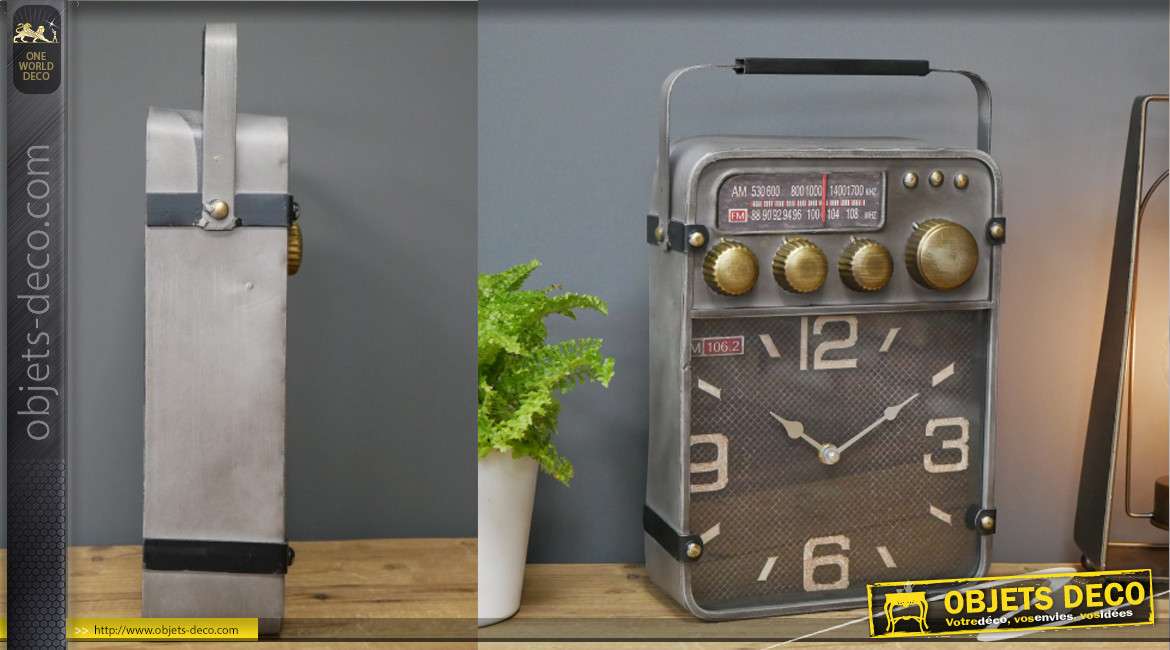 Horloge de table en métal en forme d'ancienne radio, style rétro avec boutons dorés