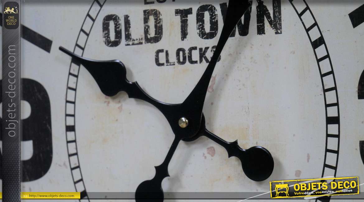 Horloge en métal, forme rectangulaire bombée avec anneau en son sommet, 76cm