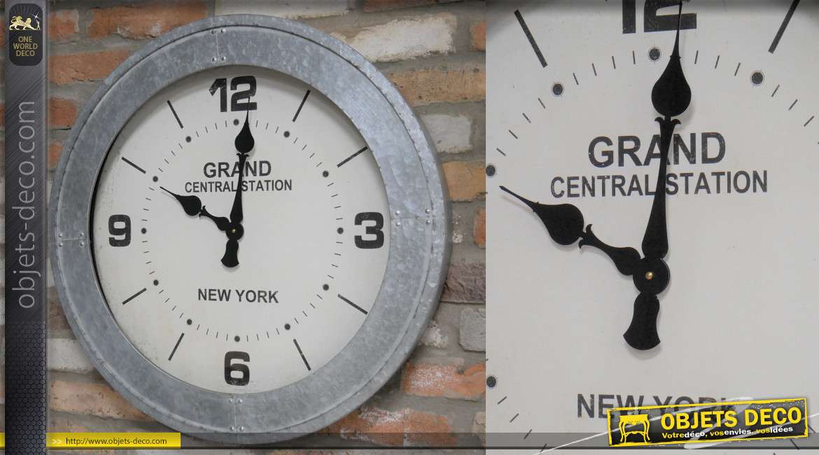 Horloge murale ronde, encadrement industriel en métal type zinc et rivets apparents, 68cm