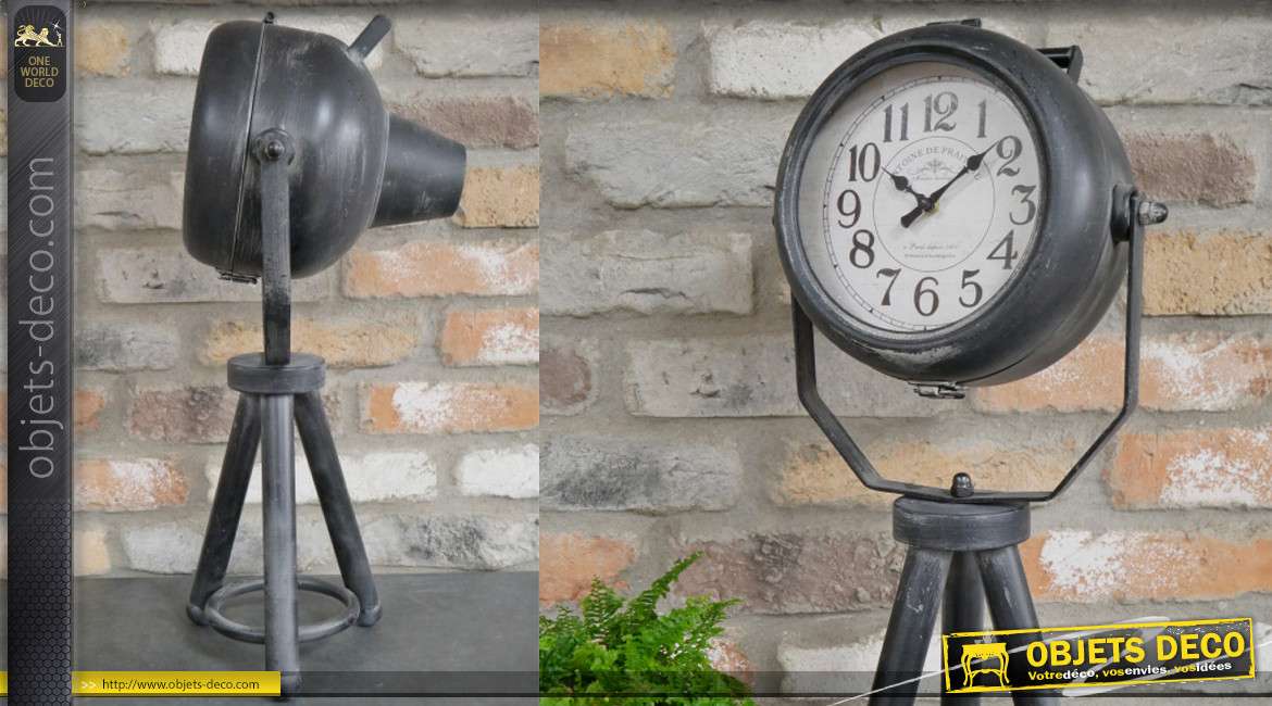 Horloge à poser en métal, forme de projecteur sur trépied, finition noir ancien, 56cm
