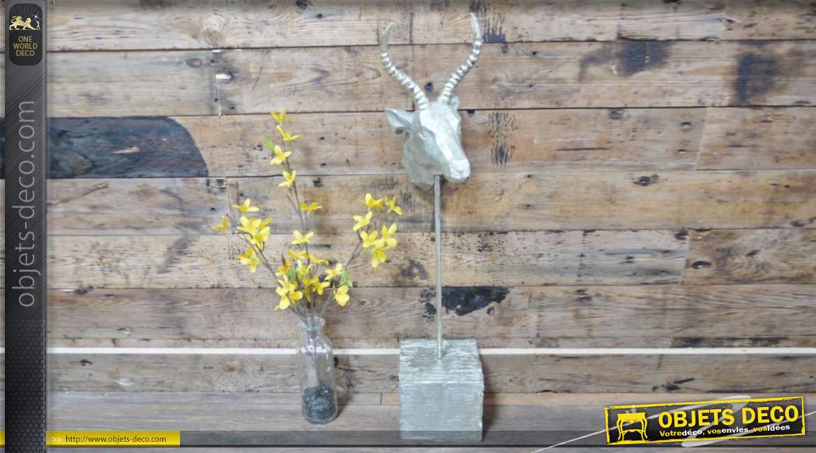 Trophée en résine monté sur socle en bois rustique, L'Antilope finition argent ancien, 46cm