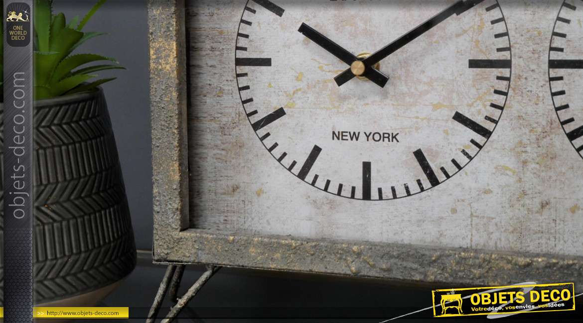 Horloge à poser en métal, trois cadrans finition oxydé patiné gris et reflets dorés