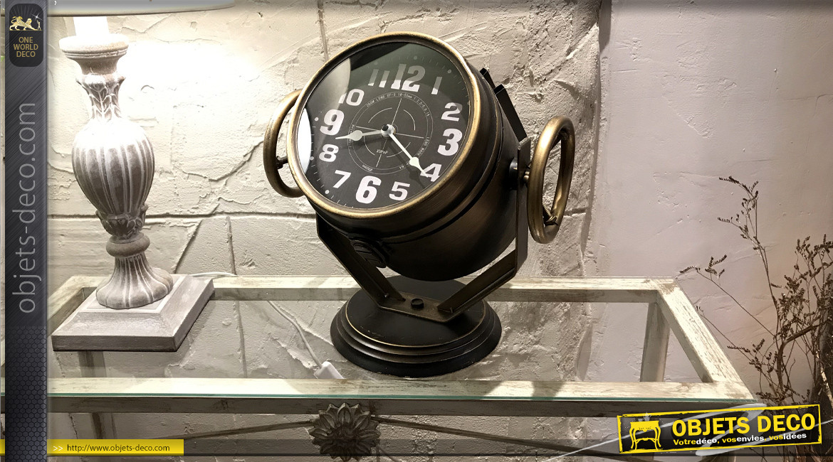 Horloge style ancien projecteur de bateau, en métal finition laiton brillant, 34cm