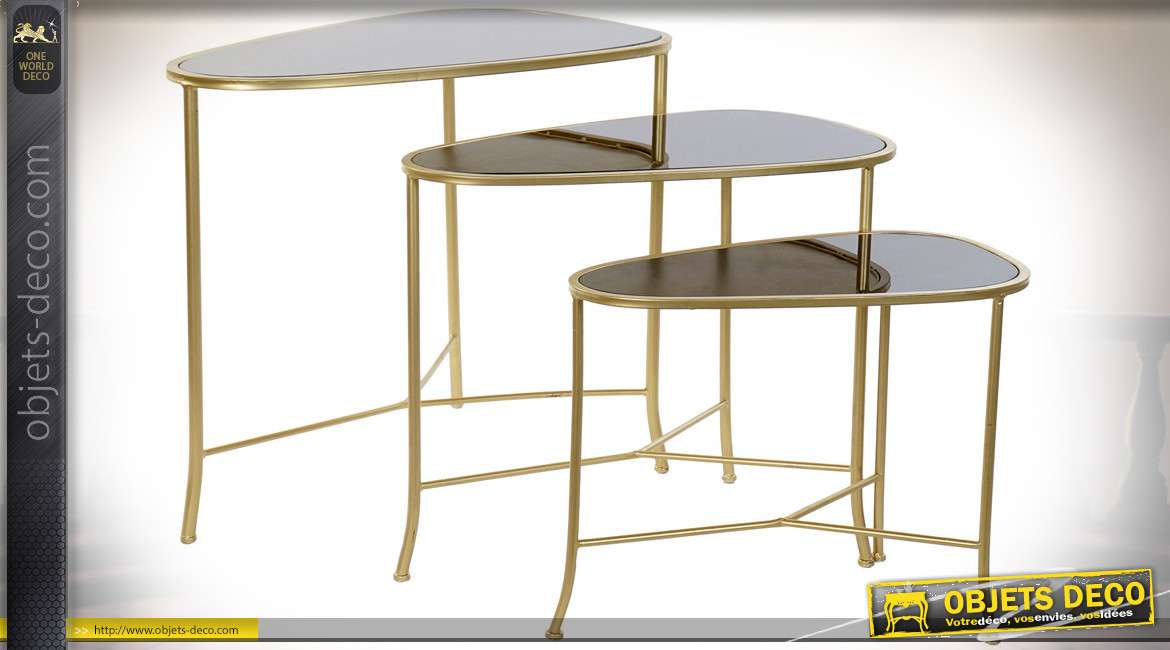 Série de 3 tables gigogne en métal finition dorée et plateaux en verre teinté
