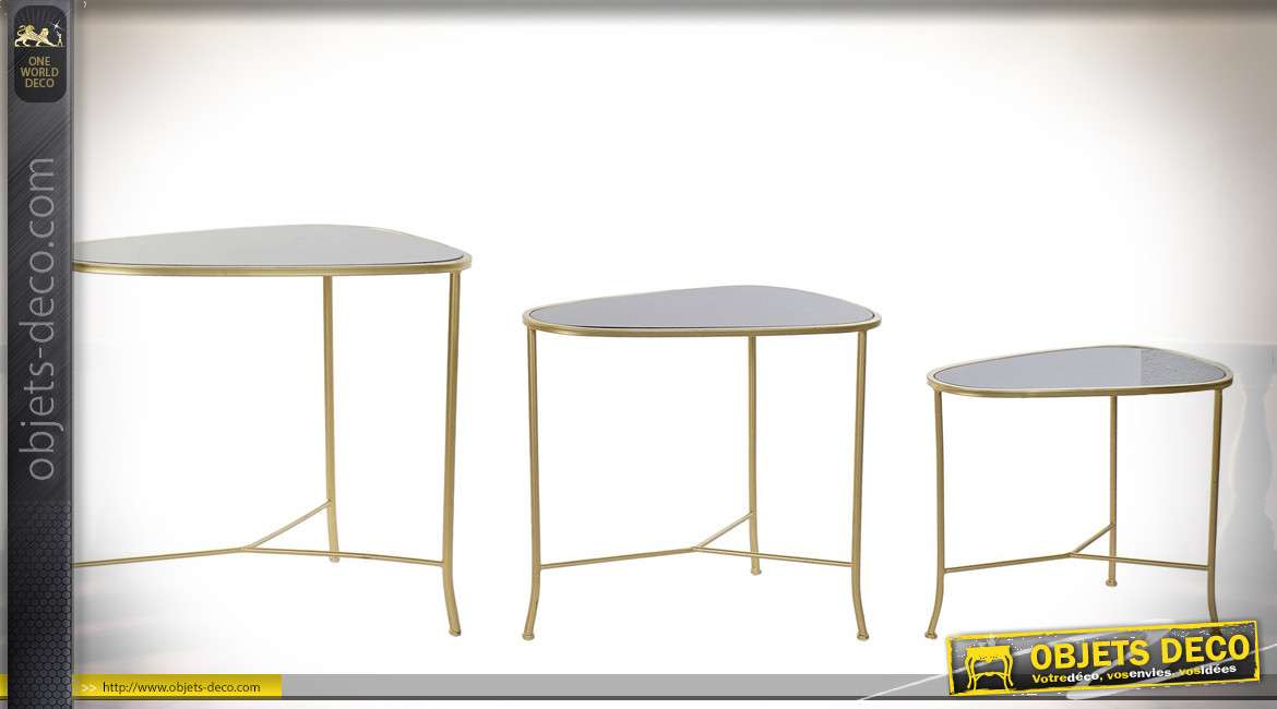 Série de 3 tables gigogne en métal finition dorée et plateaux en verre teinté