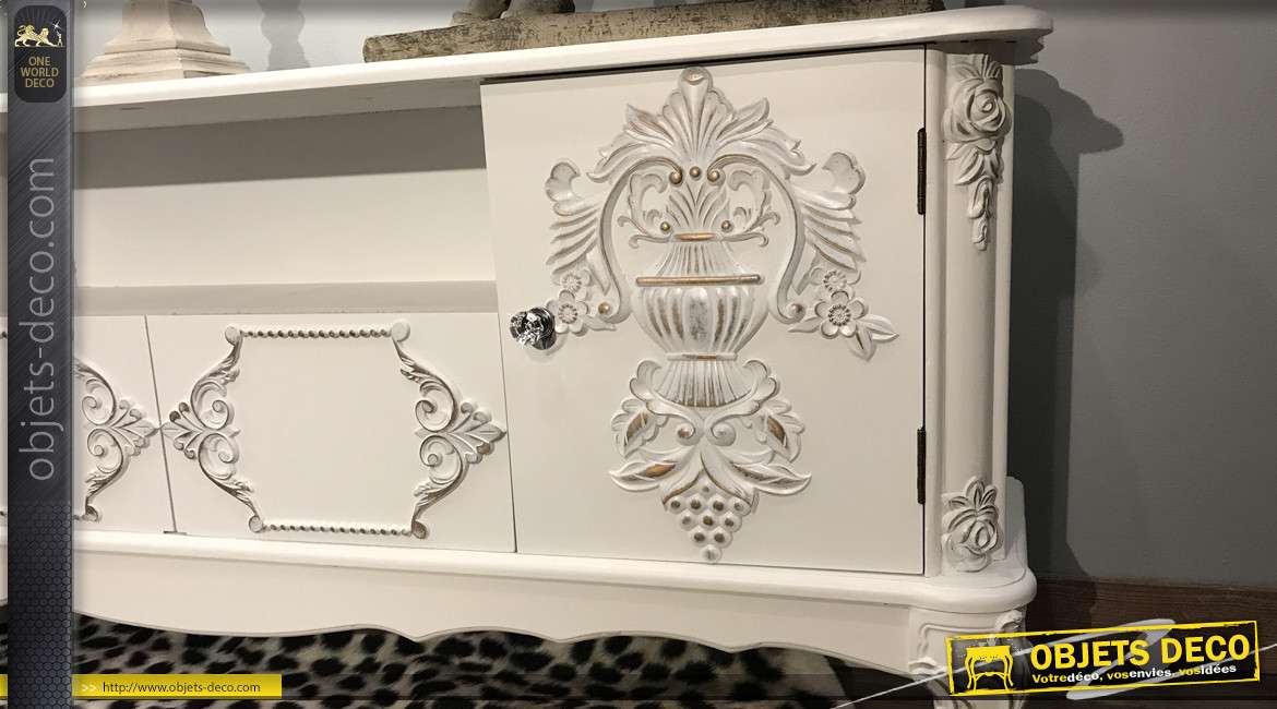 Meuble télé en bois de sapin, esprit baroques avec ornements floraux et pieds effet pates de lion, finition blanc doré, 138cm