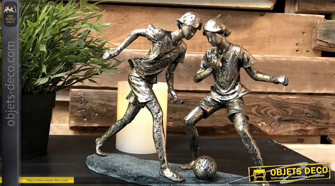 Représentation de deux jeunes jouant au foot, finition cuivrée effet ancien, décoration vintage, 23cm