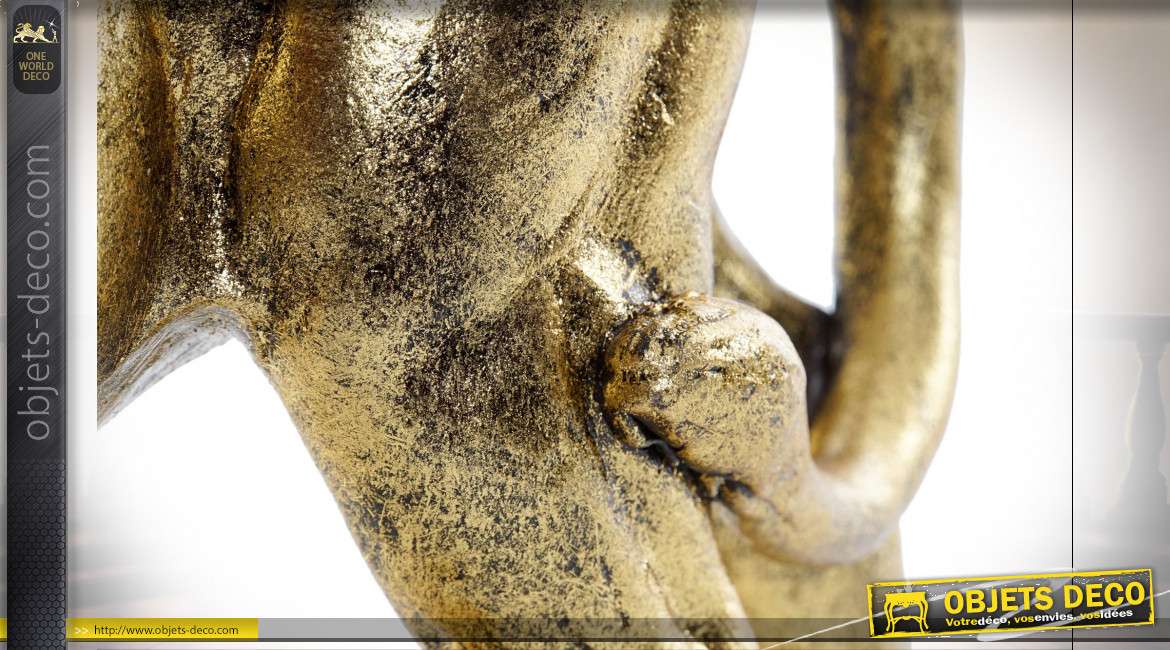 Représentation d'une lionne en chasse, en résine finition dorée effet ancien, symbole du courage et de la tenacité, 39cm