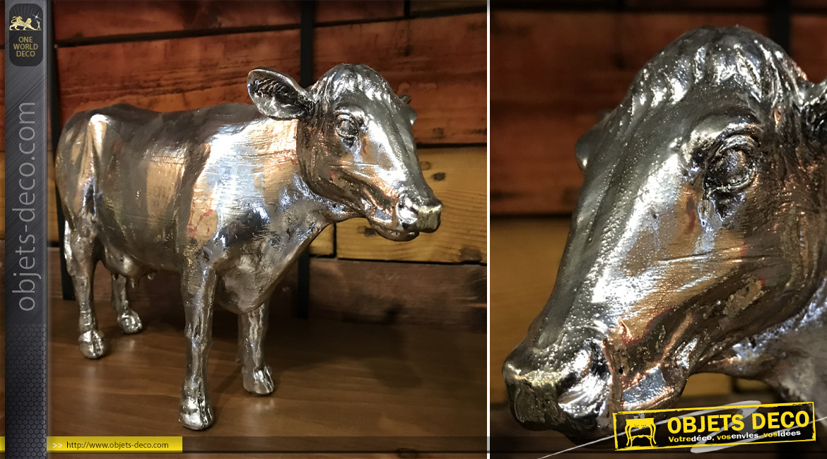 Représentation d'une vache en résine, finition argenté effet métal vieilli, 30cm