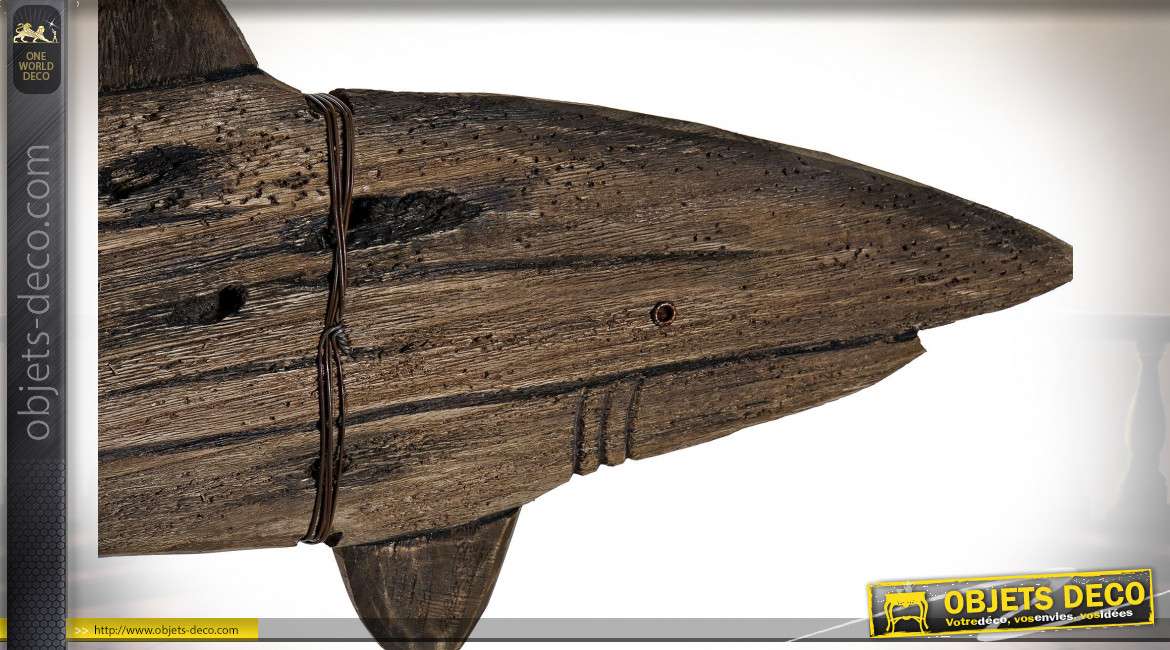 Grande sculpture de requin en bois flotté monté sur socle esprit trophée, ambiance bord de mer élégante, finition vieilli, 89cm