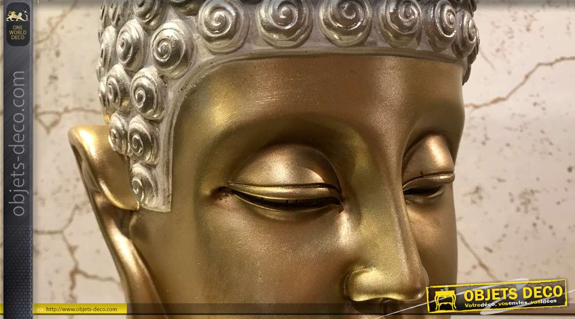Représentation de la tête de Bouddha en résine, finitions dorées et argentées, esprit trophée brillant, 35cm