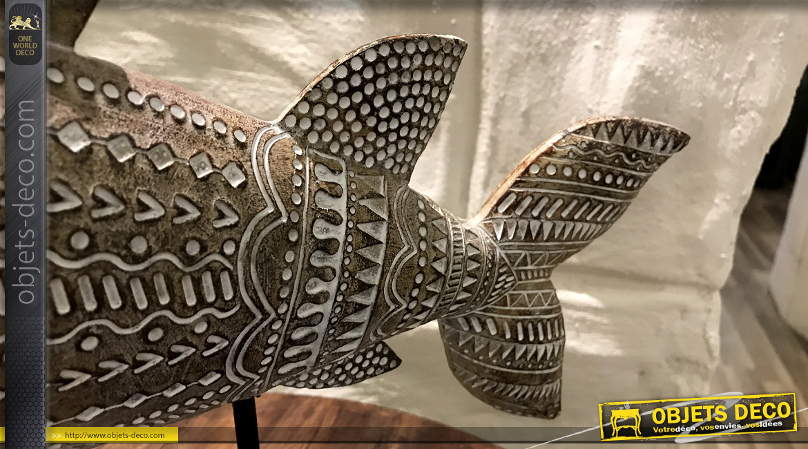 Décoration en bois de manguier finition blanchi, poisson sculpté et monté sur socle en métal noir, esprit trophée, 25cm