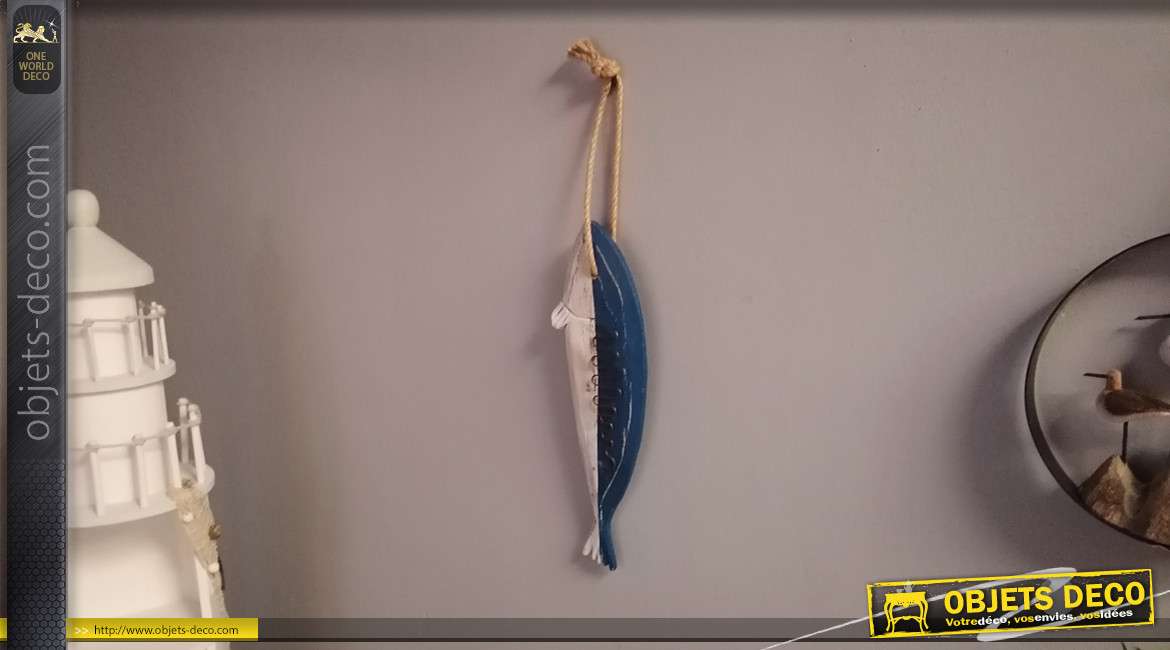 Décoration à suspendre en forme de gros poisson en bois, finitions bleues et blanches usées, style vintage bord de mer, 60cm