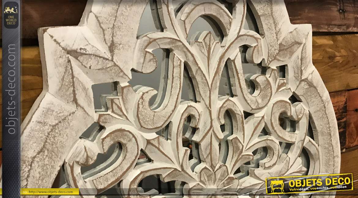 Miroir de décoration murale en bois, effet sculpté et finition naturelle blanchie, forme d'inspiration orientale, 60cm