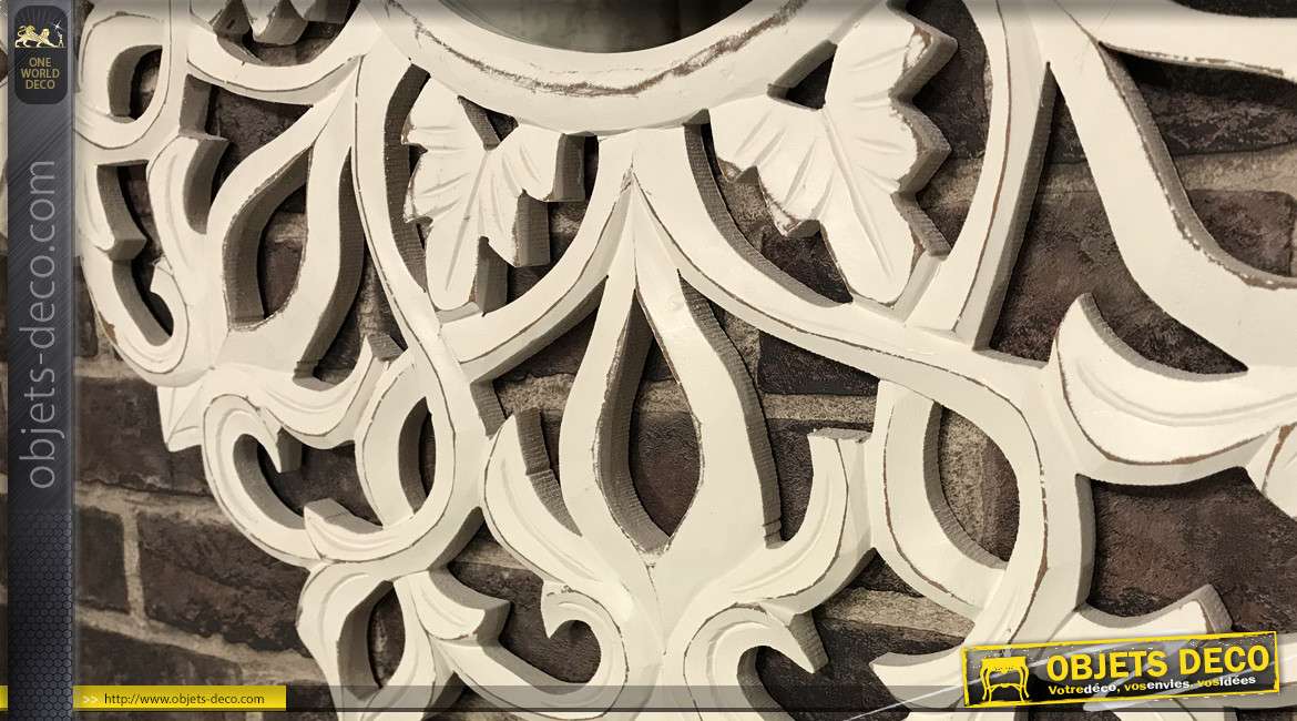 Miroir en bois sculpté finition blanc ancien, formes de rosaces et arabesques, esprit oriental, Ø80cm