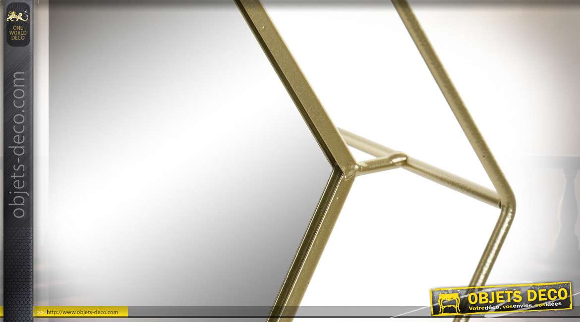 Etagère moderne en métal filamenté finition dorée mate, miroir hexagonale et deux niveaux de rangement, 60cm