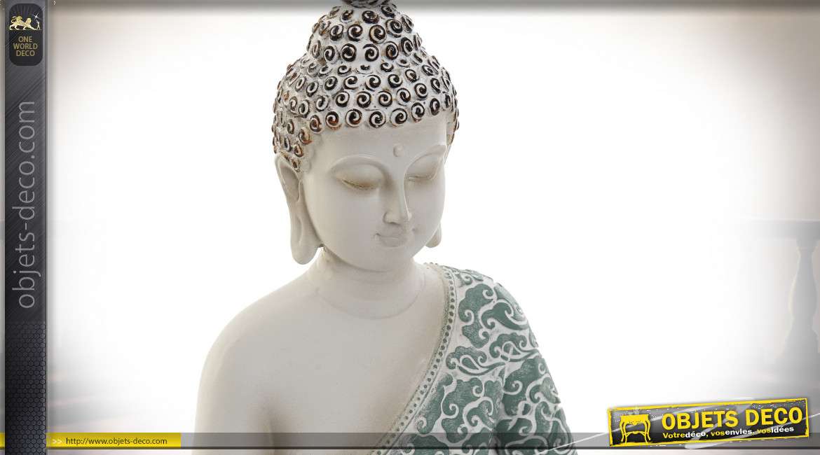 Représentation d'un bouddha en méditation sur socle, en résine finition blanc et notes brillantes, 29cm