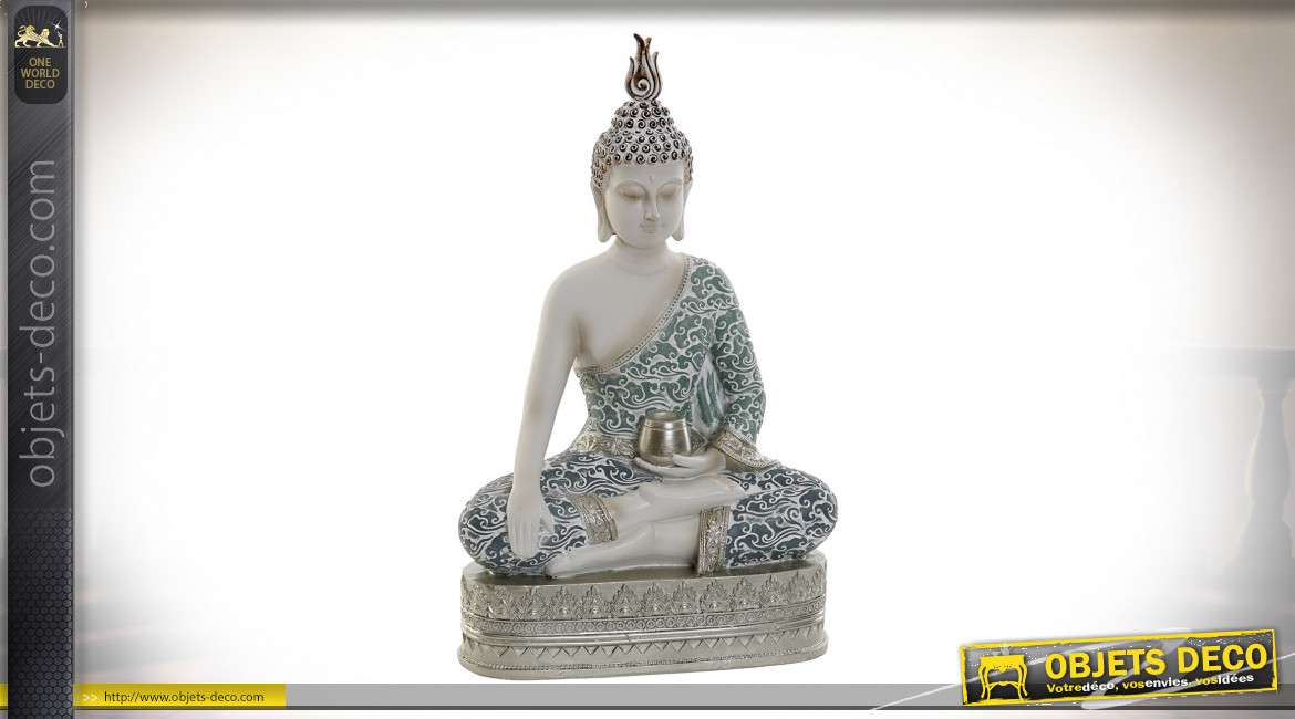 Représentation d'un bouddha en méditation sur socle, en résine finition blanc et notes brillantes, 29cm