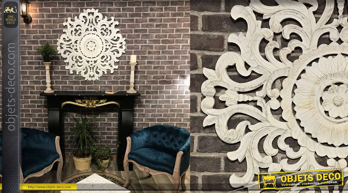 Grande décoration murale en bois sculpté esprit rosace arabesque, finition blanchi et reflets dorés, Ø90cm