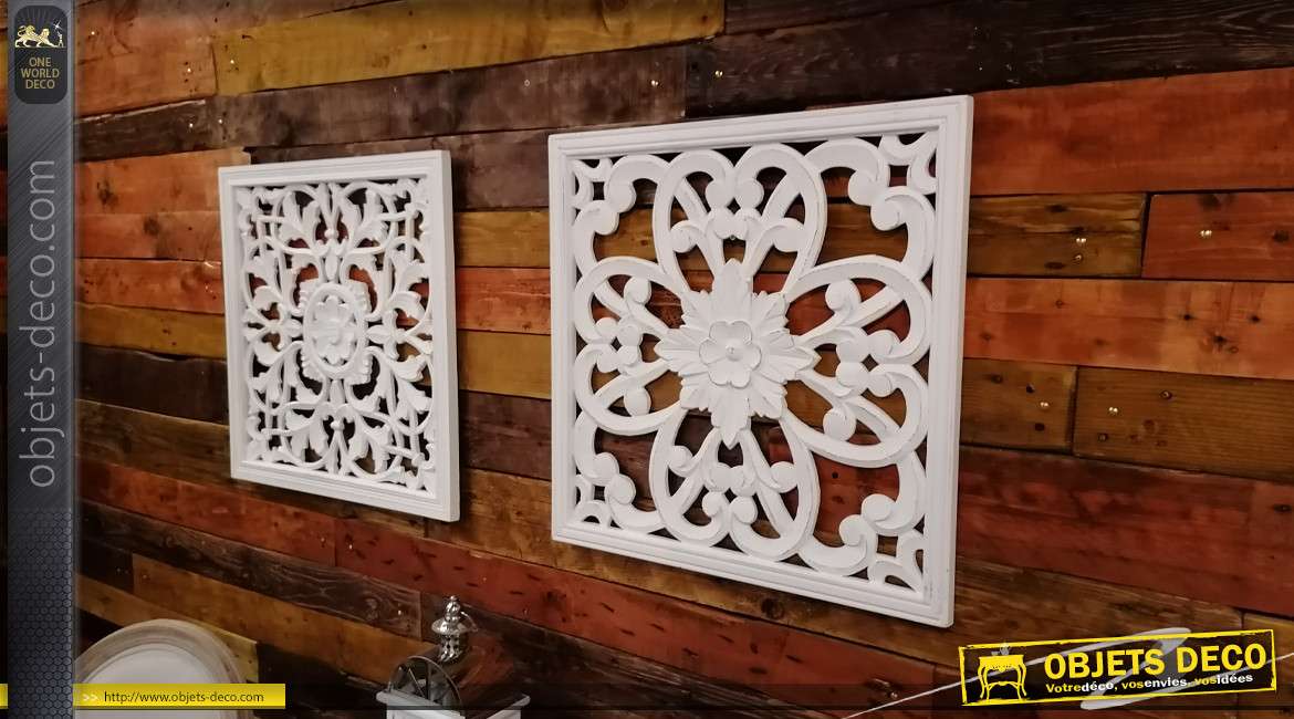 Série de deux décorations en bois sculpté, formes arabesques finition blanc ancien, esprit romantique, 60cm