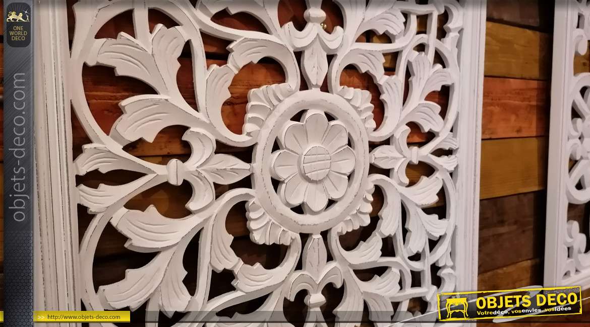 Série de deux décorations en bois sculpté, formes arabesques finition blanc ancien, esprit romantique, 60cm