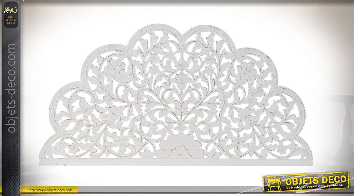 Magnifique tête de lit en bois sculpté, forme de rosaces esprit arabesques, finition blanc ancien, 160cm