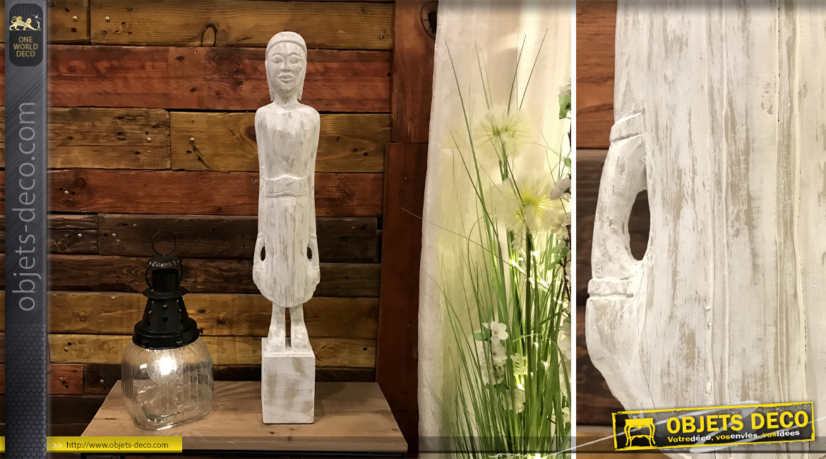 Sculpture en bois de manguier représentant une femme aux longs bras, finition blanc ancien, style ethnique, 73cm