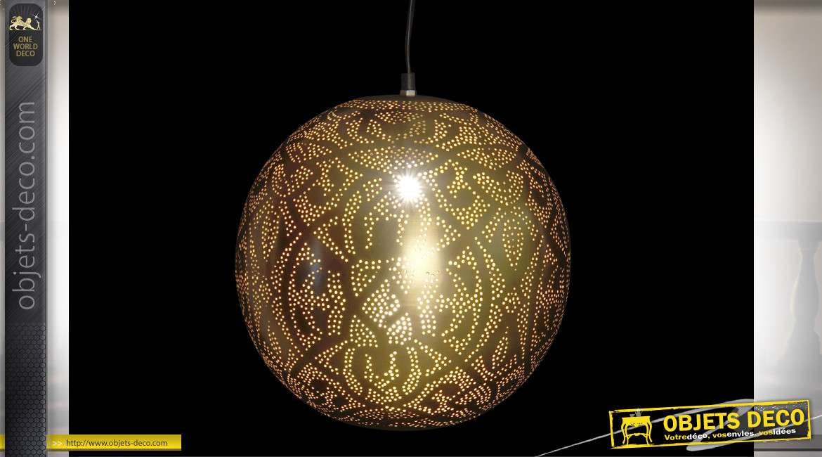Suspension lumineuse en métal en forme de sphère, finition dorée mate, ambiance tamisée orientale, Ø30cm