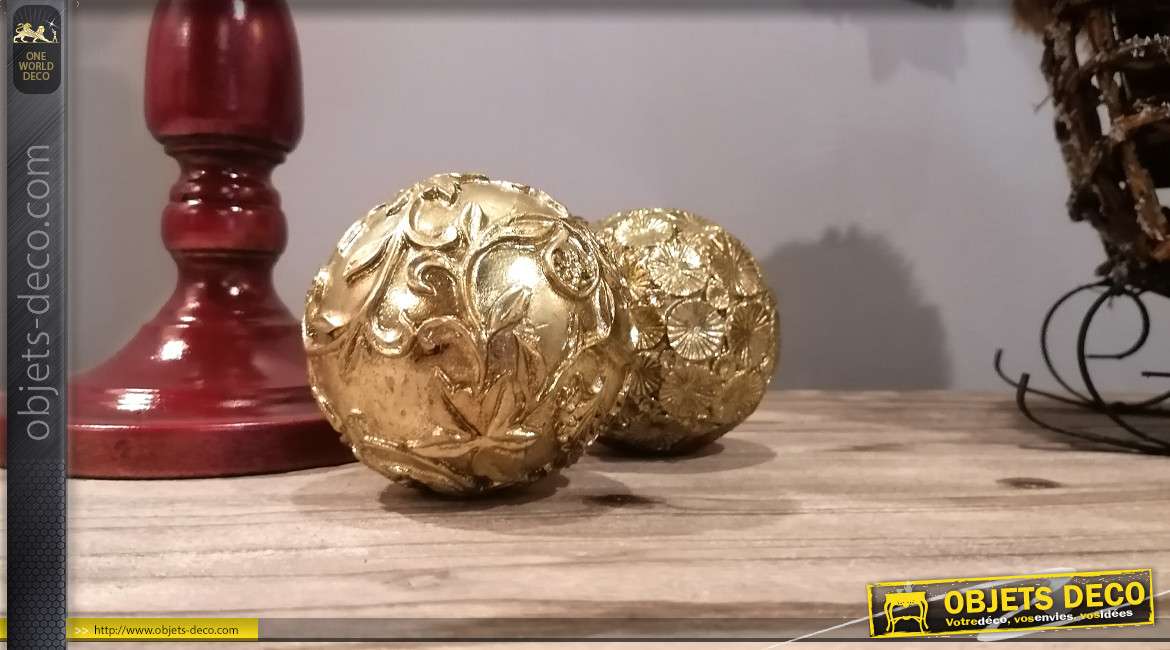 Duo de sphères décoratives en résine, motifs floraux, finition doré ancien, Ø9cm
