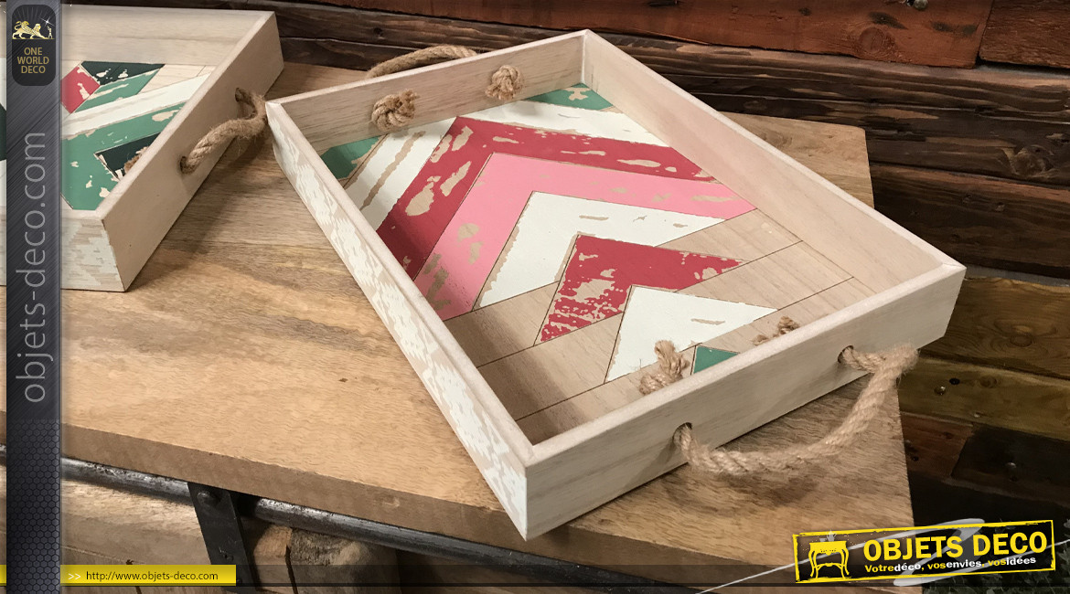 Série de deux plateaux en bois avec anses latérales, finition rose et vert effet ancien, 42cm