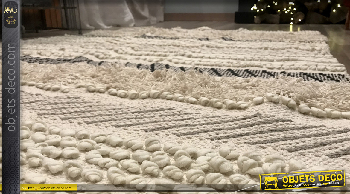 Grand tapis en coton épais et laine grosses mailles, finitions claires et chaleureuses, 180x120cm