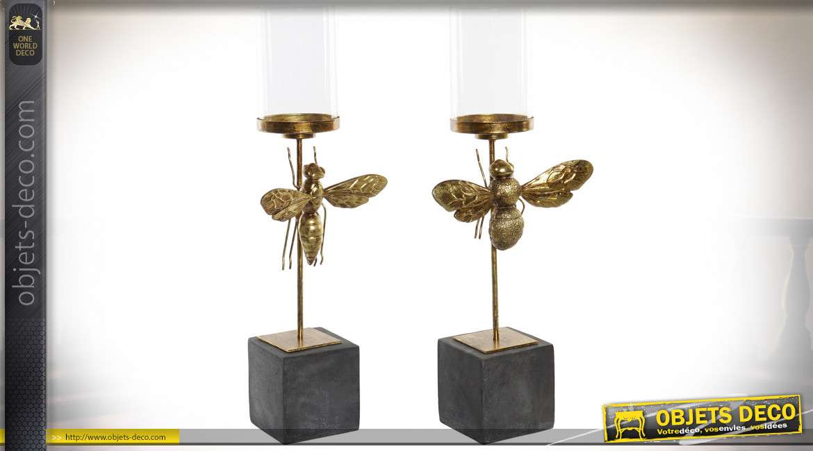 Série de deux bougeoirs en résine et métal, formes d'insectes volants, finition doré ancien, 67cm