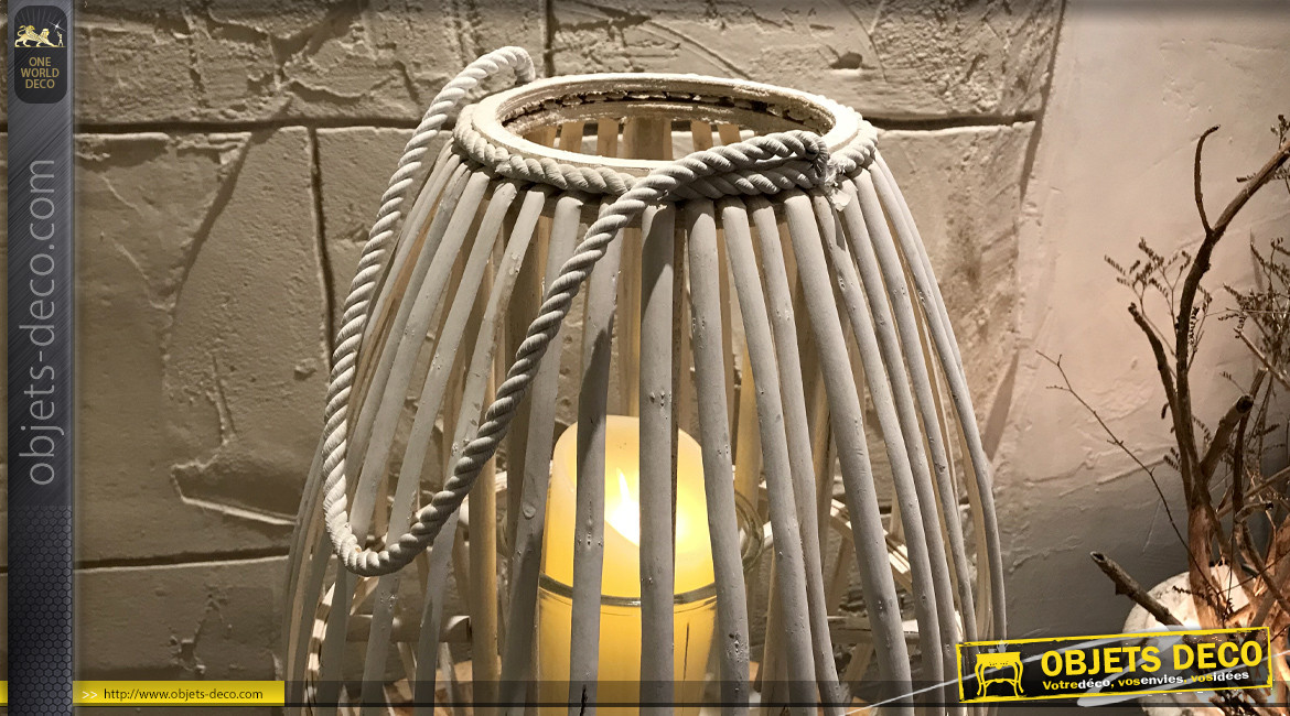 Lanterne en osier finition blanchi avec corde et cylindre de verre, style romantique, 50cm
