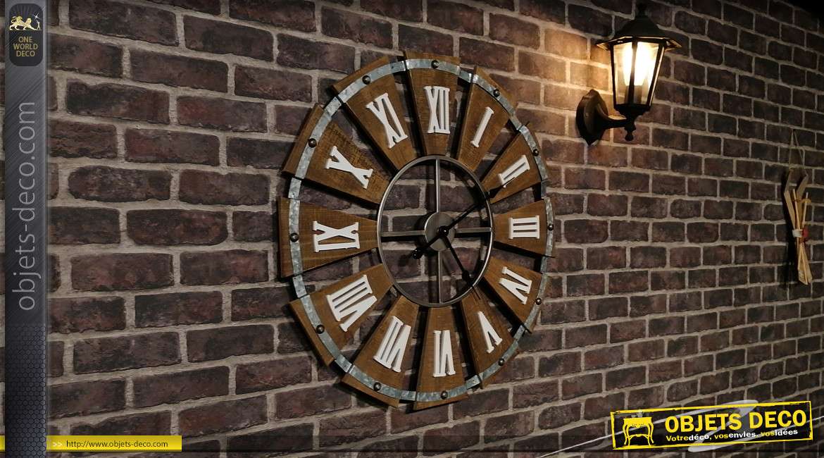 Grande horloge en bois et métal très ajourée, esprit vieille ferme moulin à vent, Ø75cm