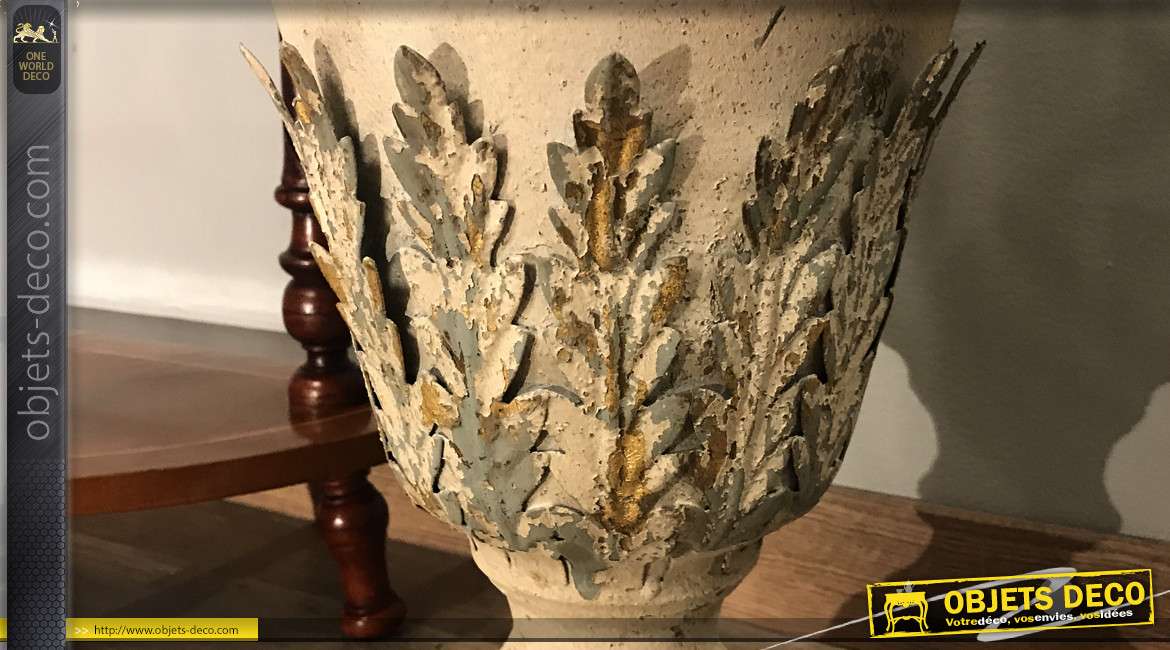 Grand vase de style Médicis en résine et métal, finition vieilli écru et vieux doré, 42cm