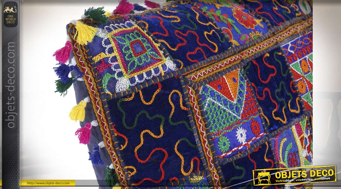 Grand coussin en coton épais motifs patchwork, avec relief et pompons, 60x60
