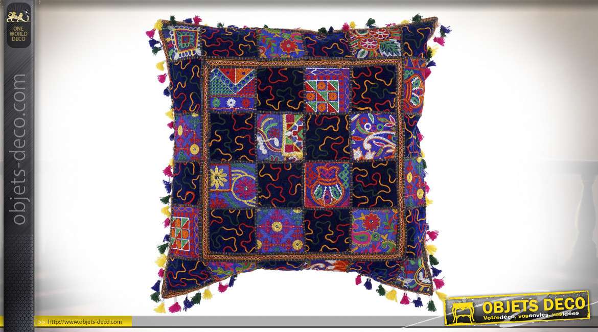 Grand coussin en coton épais motifs patchwork, avec relief et pompons, 60x60