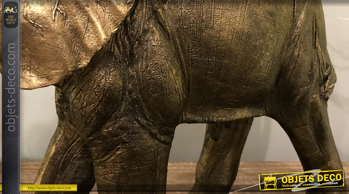 Représentation d'un éléphant débout, en résine finition dorée avec reflets cuivrés anciens