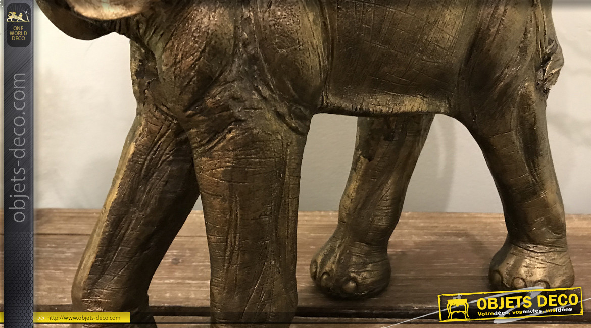 Représentation d'un éléphant débout, en résine finition dorée avec reflets cuivrés anciens